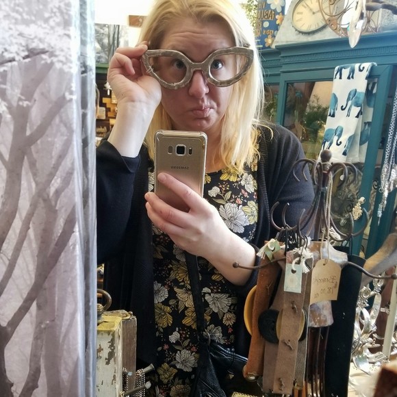 Meet your Posher, Jennifer - Picture 1 of 1